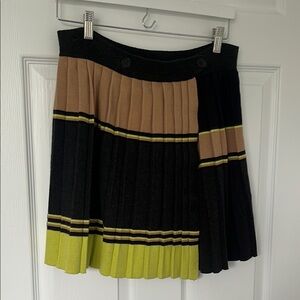 Stylish Black and Tan Pleated Skirt